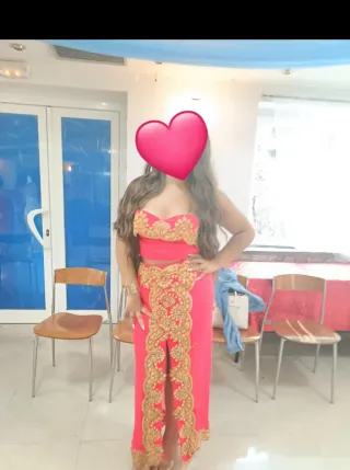 Top y falda de fiesta rosa con detalles dorados