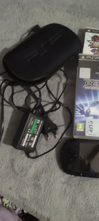 PSP Nera con 5 giochi, scheda da 1G, custodia e caricatore