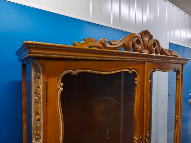 Preciosa alacena Luis XV con llave