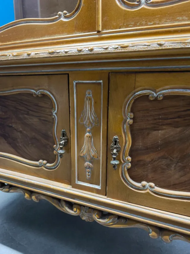 Preciosa alacena Luis XV con llave