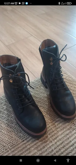 Botas de piel negras con cordones y cremallera