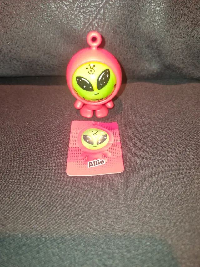 Figura alien Allie con tarjeta