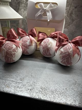 Sfere natalizie fatte a mano