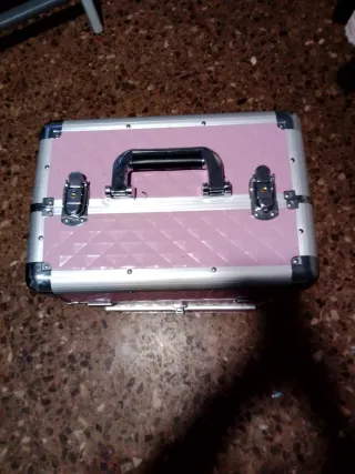 Maletín de maquillaje rosa y plateado