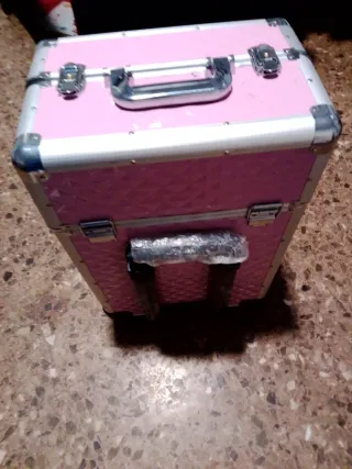 Maletín de maquillaje rosa y plateado