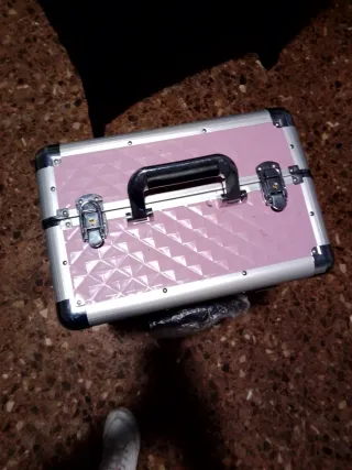 Maletín de maquillaje rosa y plateado