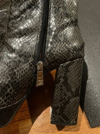Botines Zara efecto piel serpiente T.38