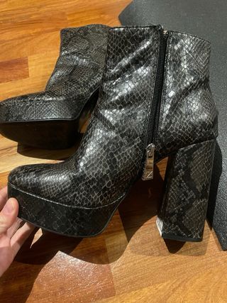 Botines Zara efecto piel serpiente T.38