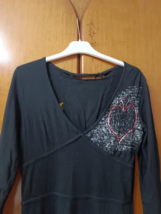 Vestido negro con corazón rojo