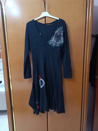 Vestido negro con corazón rojo