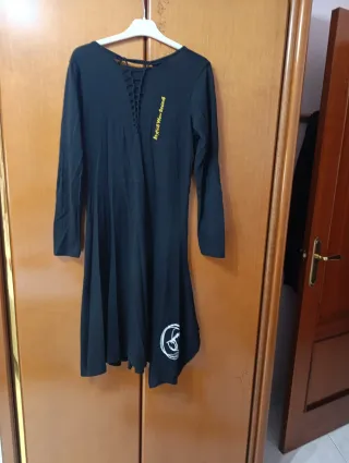 Vestido negro con corazón rojo