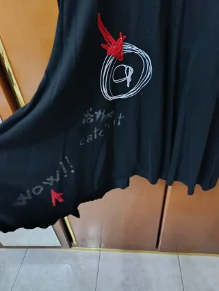 Vestido negro con corazón rojo