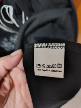 Vestido negro con corazón rojo