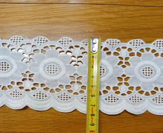 Encaje vintage de batista bordada blanco