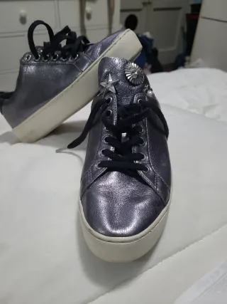 Zapatillas plateadas con adornos