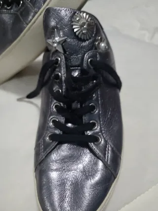 Zapatillas plateadas con adornos