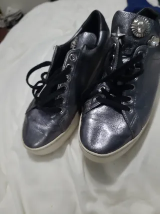 Zapatillas plateadas con adornos