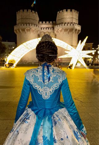 Vestido Fallera azul, blanco, plata.