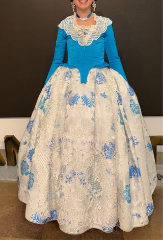 Vestido Fallera azul, blanco, plata.