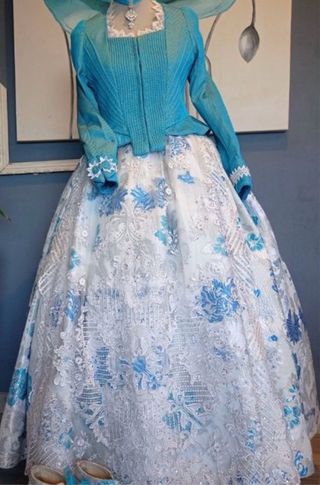 Vestido Fallera azul, blanco, plata.