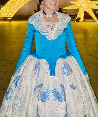 Vestido Fallera azul, blanco, plata.