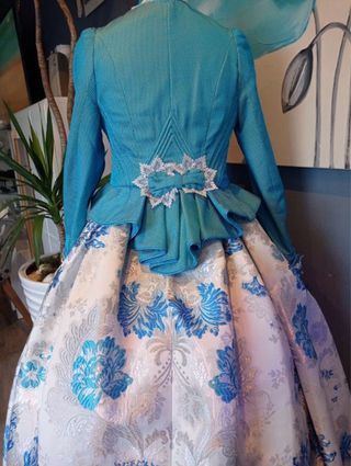 Vestido Fallera azul, blanco, plata.