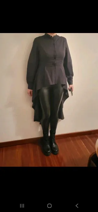 Camisa negra con cola