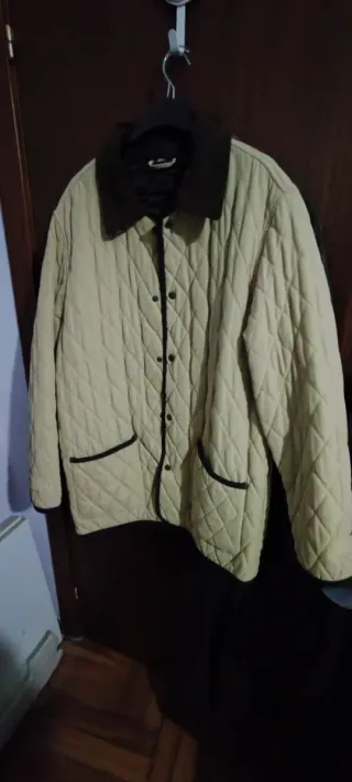 Cazadora acolchada beige y marrón