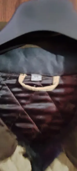 Cazadora acolchada beige y marrón