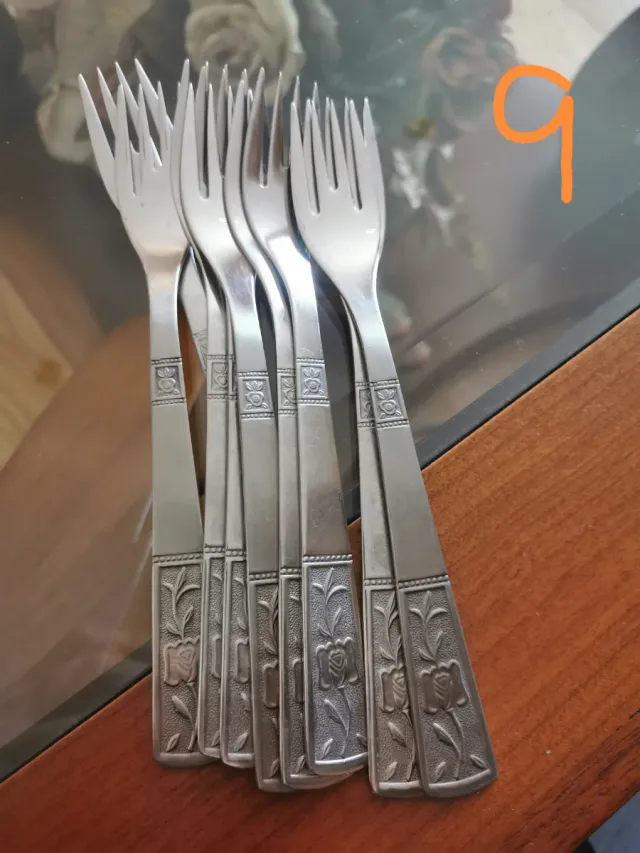 Cubertería incompleta de metal