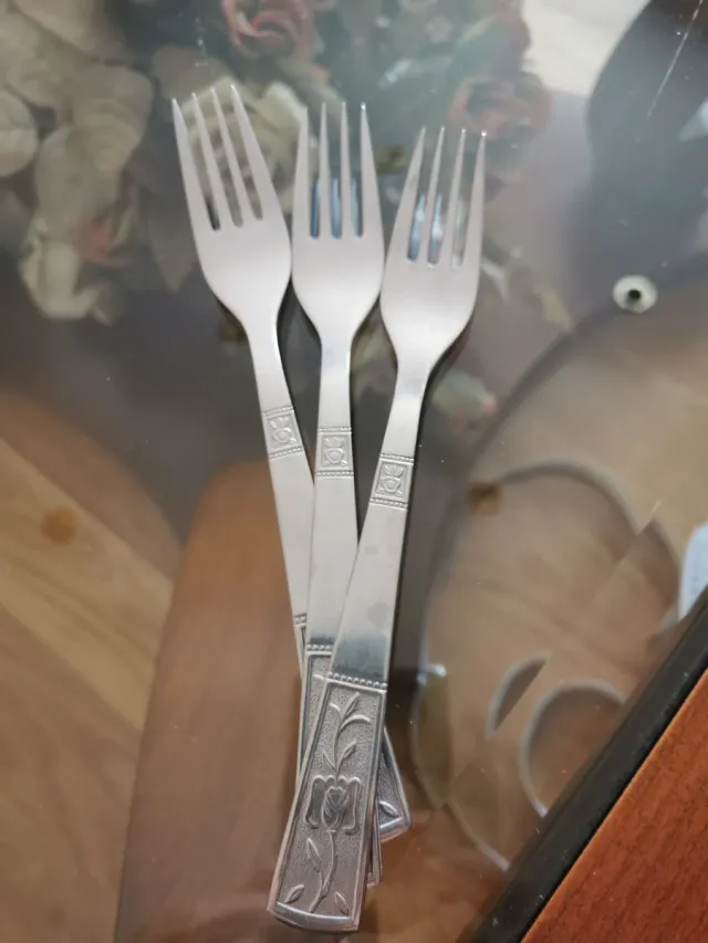 Cubertería incompleta de metal