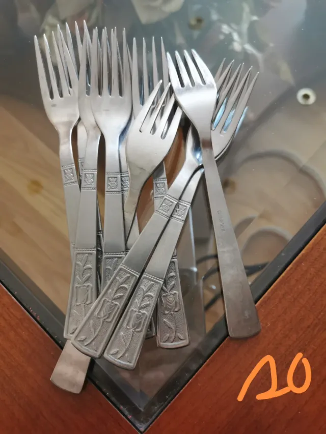 Cubertería incompleta de metal