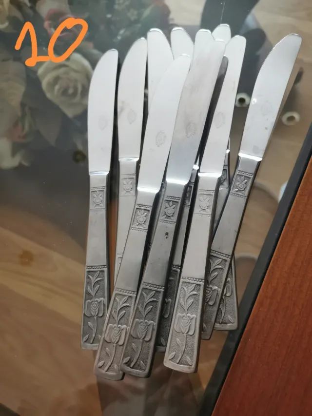 Cubertería incompleta de metal