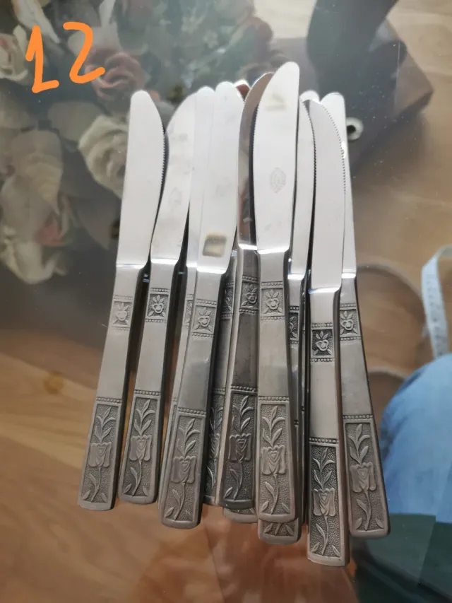 Cubertería incompleta de metal