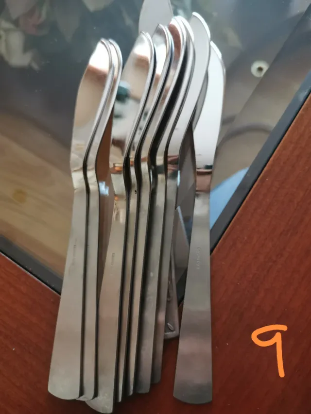 Cubertería incompleta de metal