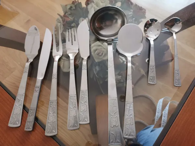 Cubertería incompleta de metal