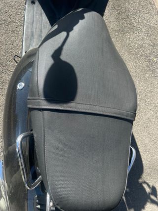 Moto negra estilo clásico