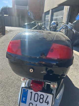 Moto negra estilo clásico