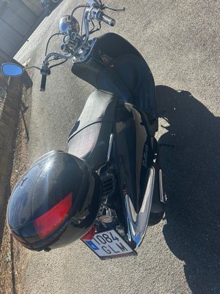 Moto negra estilo clásico