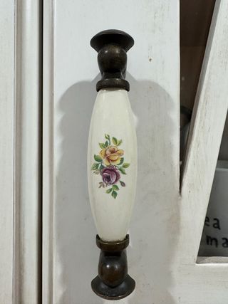 Maniglie in ceramica e ottone con fiori