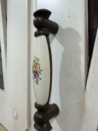 Maniglie in ceramica e ottone con fiori