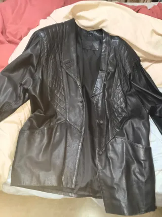Chaquetón de piel negro en perfecto estado