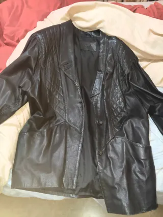 Chaquetón de piel negro en perfecto estado