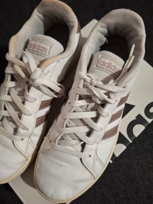 Zapatillas Adidas Blancas y Doradas