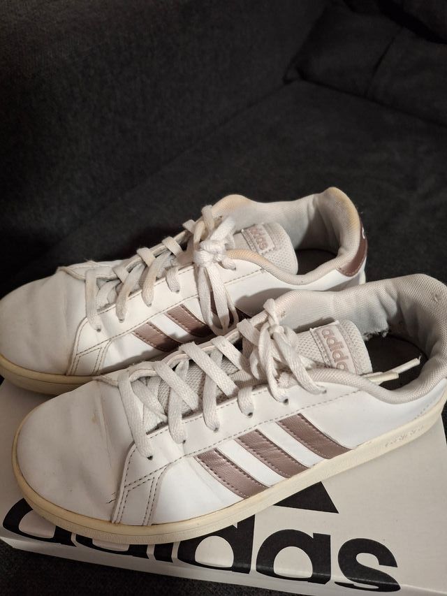 Zapatillas Adidas Blancas y Doradas