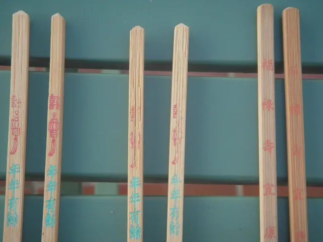 Bacchette cinesi in bambù con caratteri