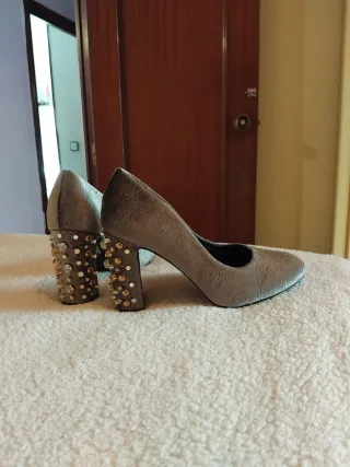 Zapatos grises con pedrería dorada