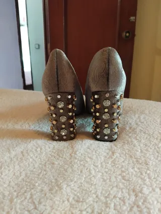 Zapatos grises con pedrería dorada