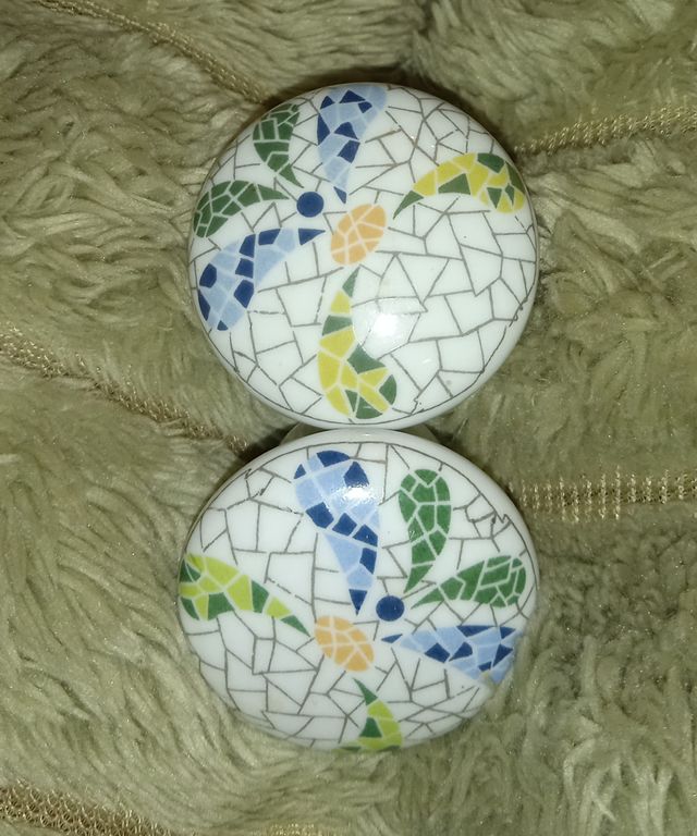 Maniglie in ceramica con design a mosaico