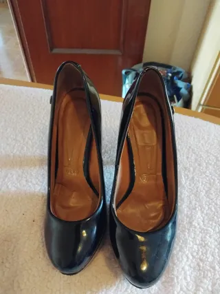 Zapatos de tacón negros y dorados